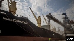 Первое зафрахтованное ООН судно MV Brave Commander в порту Южный. В трюмах корабля – свыше 23000 тонн зерна для экспорта в Эфиопию, 14 августа 2022 г. (архивное фото)