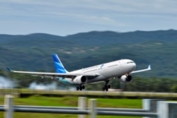 Pesawat Airbus A330 Garuda Indonesia mendarat di Bandara Internasional Sultan Iskandar Muda Blang Bintang, Provinsi Aceh, 13 Juli 2021. (Foto: CHAIDEER MAHYUDDIN/AFP)