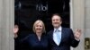 Nova britanska premijerka Liz Tras i njen suprug Hju O'Liri ispred rezidenciji u Dauning stritu u Londonu, 6. septembra 2022.
