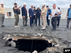 Waangalizi wa Shirika la Kimataifa la Nguvu za Atomiki likifanya tathmini ya uharibifu wa kinu cha nishati ya nyuklia cha Zaporizhzhia, Ukraine, Sept. 1, 2022.