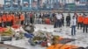 Penemuan barang pribadi penumpang dan serpihan pesawat Sriwijaya SJ182 yang jatuh di Laut Jawa pada 9 Januari 2021 dikumpulkan di Pelabuhan Tanjung Priok. (VOA/Indra Yoga)