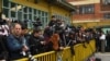 ARCHIVO - Periodistas esperan -en ese entonces- al candidato presidencial de izquierda colombiano Gustavo Petro en un colegio electoral durante la segunda vuelta presidencial en Bogotá, el 19 de junio de 2022.