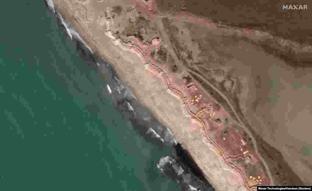12 марта 2023. Спутниковый снимок береговых укреплений в районе оккупированной Евпатории. После отступления российских войск из Харьковской области и Херсона командование РФ стало ожидать новое контрнаступление ВСУ в 2023 году. В результате вдоль линии фронта появились масштабные линии защиты (в числе которых т.н. «линия Суровикина», «линия Вагнера», укрепления в Крыму), сыгравшие немаловажную роль в попытках РФ отразить контрнаступление Украины.
