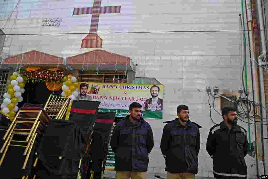 ئەندامانی پۆلیس لە دەرەوەی کڵێسای سەینت جۆن پاسەوانی دەکەن، ئەمەش دوای چەند مانگێک لە هێرشەکان بەهۆی " کفرکردنەوە "، جارانوالا، پاکستان، 25 ی 12 ی 2023 .