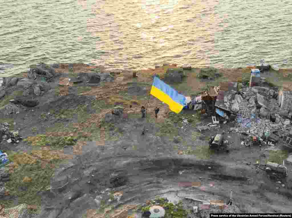 ВСУ подняли украинский флаг над островом Змеиный в Черном море. Этот приграничный остров, прикрывающий выходы к юго-западному побережью Украины (в том числе к Одессе) был захвачен россиянами в первый же день войны. 30 июня войска РФ отступили с острова, объяснив это решение якобы «жестом доброй воли». 