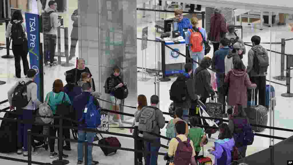 Familias enteras también se ven en el aeropuerto de Nashville. Pese a la inflación de los últimos tiempos, se espera que millones de personas viajen por todo Estados Unidos y participen de actividades como Black Friday.