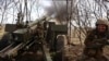 Seorang tentara Ukraina menembakkan howitzer ke posisi Rusia di dekat Kremenna, wilayah Luhansk, Ukraina, 5 April 2023. Pejabat AS berlomba menghapus dokumen perang yang bocor di sejumlah platform media sosial. (Foto: via AP)