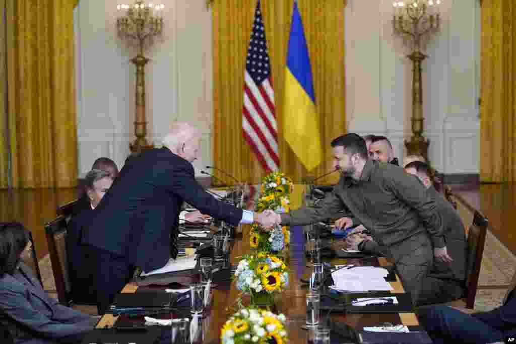 В ходе встречи президент США Джо Байден объявил о новом пакете помощи Украине на сумму до $325 млн. В пакет войдут средства ПВО, кассетные боеприпасы, противотанковые средства и другое оборудование. Президент Байден заявил, что новый пакет помощи «защитит Украину, украинские зернохранилища, больницы, школы и электростанции». «Это поможет спасти жизни украинцев», – добавил президент США. В ответ президент Зеленский поблагодарил Джо Байдена и американский народ за поддержку Украины.