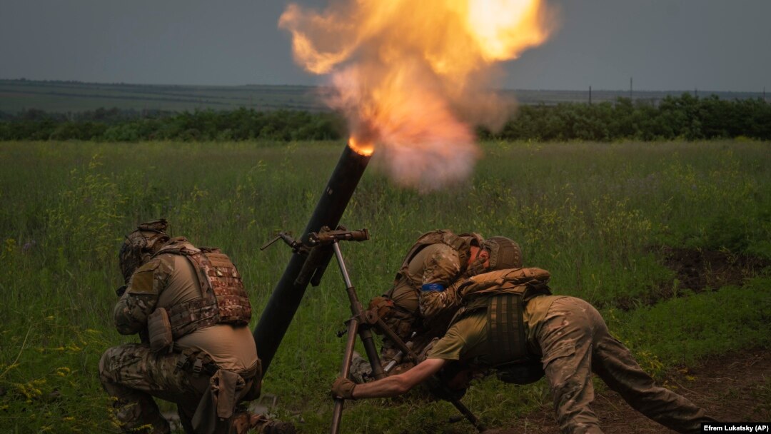 Arhiva: Ukrajinski vojnici pucaju na ruske položaje u regionu Zaporožje, 24. juna 2023. godine. (Foto: AP/Efrem Lukatsky)