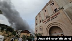FILE - Asap mengepul menyusul serangan Israel di dekat Rumah Sakit Indonesia yang kehabisan bahan bakar dan listrik, di Jalur Gaza utara, 12 November 2023. (Foto: REUTERS/Anas al-Shareef)