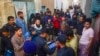 Seorang personel polisi melakukan uji biometrik terhadap para pengungsi Afghanistan dalam sebuah operasi penertiban untuk mengidentifikasi terduga imigran ilegal di perbatasan di Karachi, Pakistan, 17 November 2023. (Foto: Photo by Asif Hassar/ AFP)