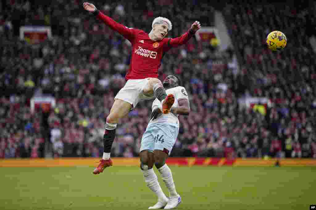 Manchester United's Alejandro Garnacho, left, vies for the ball with West Ham's Mohammed Kudus during the English Premier League soccer match between Manchester United and West Ham United at the Old Trafford stadium in Manchester, England. 
