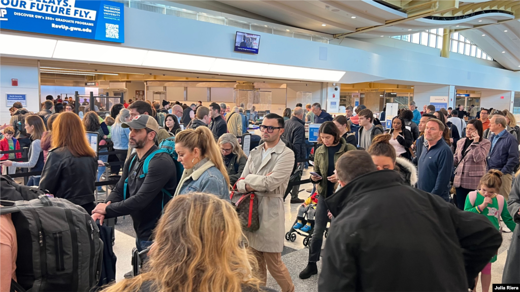La Administración de Seguridad del Transporte de Estados Unidos estima que unas 2,7 millones de viajeros vuelen alrededor del país. Mientras que las aerolíneas creen que la semana de Acción de Gracias sea en la que más personas viajen. 