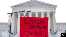 Un letrero que dice "Cancelar la deuda estudiantil" se ve fuera de la Corte Suprema, el viernes 30 de junio de 2023, mientras se esperan decisiones en Washington. (Foto AP/Jacquelyn Martín)