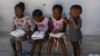 ARCHIVO: Niños en albergues para personas desplazadas por la violencia de las pandillas reciben raciones de alimentos en el vecindario de Tabarre de Puerto Príncipe, Haití, el 19 de mayo de 2024.