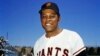 ARCHIVO - Willie Mays, jugador de los New York Giants, posa para una fotografía durante el entrenamiento de primavera de béisbol en 1972. 