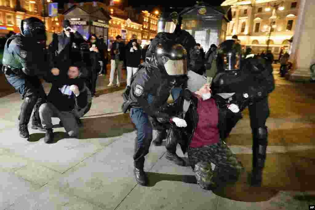 1 марта 2022. Задержания на митинге в Санкт-Петербурге. В первые недели войны несогласные с действиями властей россияне стали выходить на антивоенные акции – все они были подавлены властями. По данным «ОВД-Инфо», с 24 февраля по 13 марта на антивоенных акциях в России были задержаны почти 15 тысяч человек. В последующие месяцы войны власти лишь усиливали давление на россиян с антивоенной позицией. 