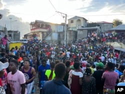 La gente observa los esfuerzos de rescate en las casas que se derrumbaron después de un terremoto en Jeremie, Haití, el martes 6 de junio de 2023.