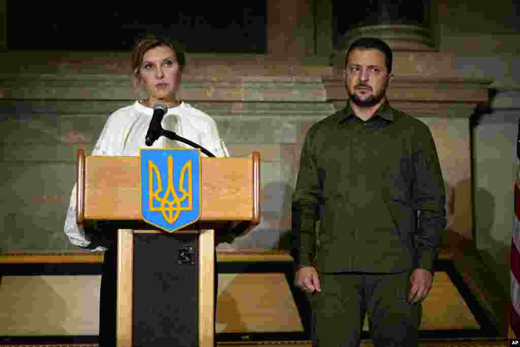 «Никогда наша страна не имело столько причин, чтобы быть благодарными», – сказала первая леди Украины Елена Зеленская во время выступления в Национальном архиве США. Ее супруг Владимир Зеленский в своей речи также высказал слова благодарности Соединенным Штатам и упомянул хранящуюся в Национальном архиве телеграмму Авраама Линкольна генералу Гранту. «Держись бульдожьей хваткой, грызи и души столько, сколько можешь», – процитировал Линкольна Зеленский, сравнив его высказывание с тем, как сражаются украинцы, отражая российскую агрессию.