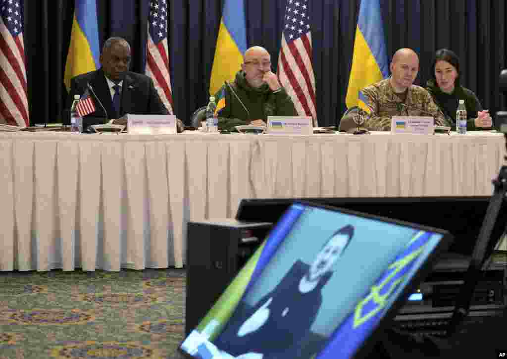 20 января 2023. Министр обороны США Ллойд Остин вместе с украинским коллегой Алексеем Резниковым на очередной встрече Контактной группы по обороне Украины на базе «Рамштайн» в Германии. Встречи группы проходили регулярно начиная с апреля 2022 года (на фото – восьмая по счету встреча). В преддверии переговоров появились сообщения о готовности союзников Киева передать тяжелое бронетанковое вооружение – американские танки Abrams, германские Leopard и другие. Они стали поступать в Украину летом-осенью 2023 года.