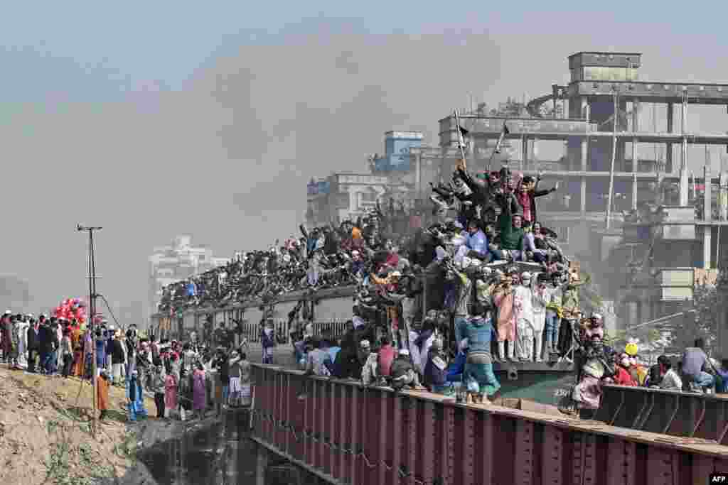 Muslim devotees leave in an overcrowded train after taking part in the Akheri Munajat or final prayers during 'Biswa Ijtema', an annual congregation of Muslims in Tongi, some 30 kms north of Dhaka, Bangladesh.