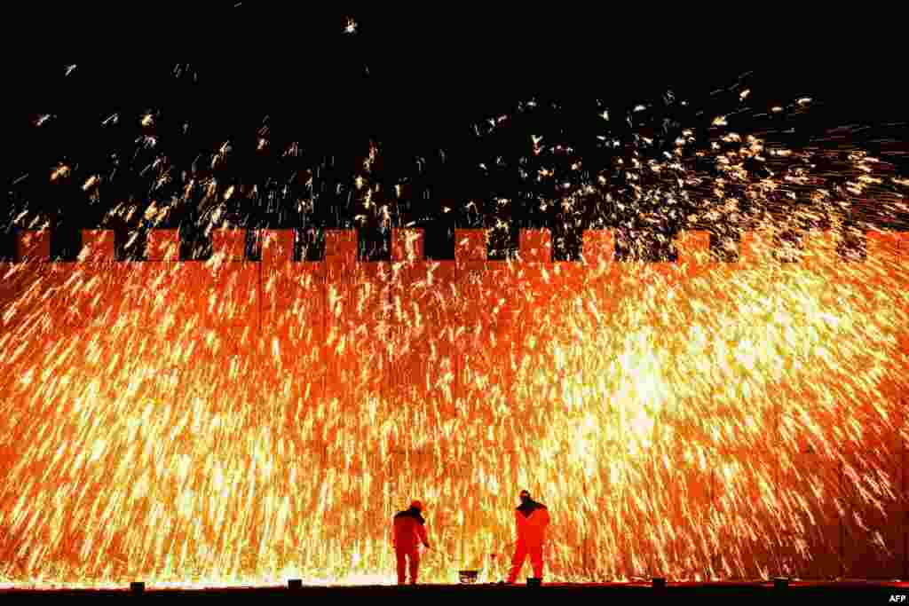 Performers throw molten metal to create a fireworks display during the "Dashuhua" traditional Chinese performance in Handan, in northern China's Hebei province, Feb. 7, 2024, ahead of the Lunar New Year of the Dragon.