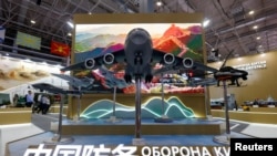 Вид на стенд китайской оборонной промышленности China Defence на международном военно-техническом форуме «Армия-2023» в выставочном центре «Патриот» в Московской области, Россия, 18 августа 2023 года