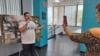 Joven venezolano encuentra refugio en el trabajo comunitario en EEUU tras persecución