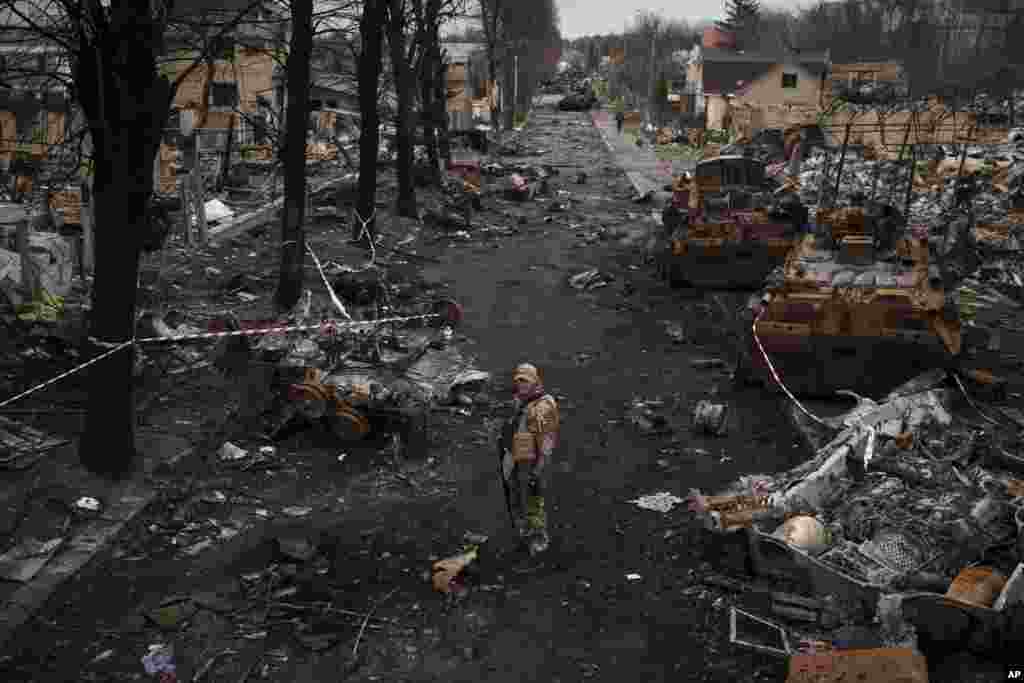 Освобождение пригородов украинской столицы продемонстрировало миру один из самых страшных символов российского вторжения – подтвержденные независимыми источниками случаи массового убийства мирного населения солдатами РФ на оккупированных территориях. Одним из самых печально известных стал поселок Буча, находившийся под контролем РФ с 5 по 31 марта 2022 года. После его освобождения ВСУ обнаружили сотни (по ряду источников – свыше тысячи во всем Бучанском районе) тел мирных жителей со следами насильственной смерти. 