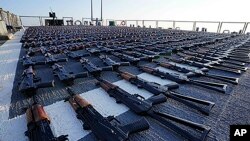 ARHIVA - Automatske puške AK-47 na palubi američkog razarača (Foto: U.S. Navy photo via AP)