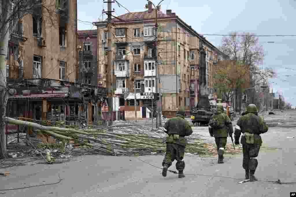 На фото – военнослужащие т.н. «ДНР» на разрушенных улицах Мариуполя. В середине апреля 2022 года битва за этот город, ставший одной из ключевых целей РФ на юге Украины, находилась в самом разгаре. В этот период российские силы установили контроль над центром города, полностью окружив завод «Азовсталь». По данным ООН, в результате боев в Мариуполе были повреждены или уничтожены до 90% жилых зданий.