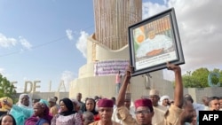 Para pendukung Presiden Niger Mohamed Bazoum berkumpul di Niamey untuk menunjukkan dukungan mereka, pada 26 Juli 2023. (Foto: AFP)