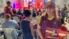 Antonieta Alvarado, una venezolana fanática de su selección nacional de fútbol, posa en la Plaza de la República en Maracaibo, el domingo 30 de junio de 2024.