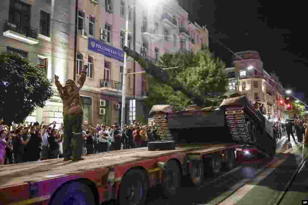 23 июня 2023 года глава «вагнеровцев» Евгений Пригожин, выступивший против руководства Минобороны РФ, объявил о начале «марша справедливости» на Москву. Российские власти расценили его действия как мятеж, однако колонна наемников почти не встретила сопротивления и, заняв Ростов-на-Дону, за сутки добралась до Тульской области. 24 июня Пригожин объявил, что договорился с федеральными властями и прекращает мятеж. Спустя два месяца он погиб в авиакатастрофе.