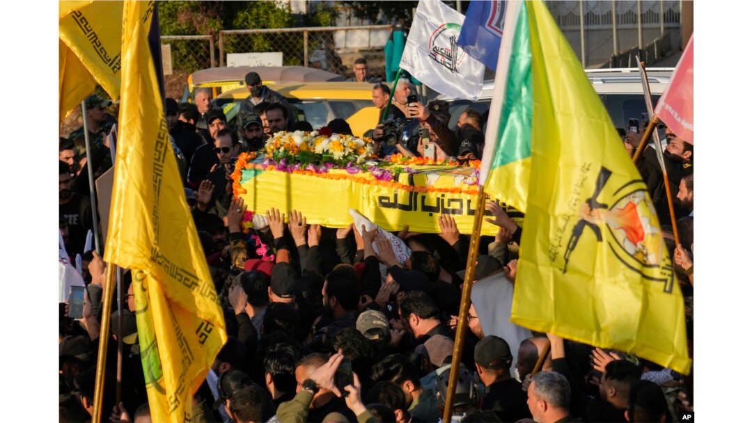 Borci Narodnih mobilizacionih snaga nose sanduk sa telom Visama Muhameda al-Saedija, komandanta pravaojne grupe Katiab Hezbolah, koji je ubijen u udaru američke bespilotne letelice, u Bagdadu, 8. februara 2024.