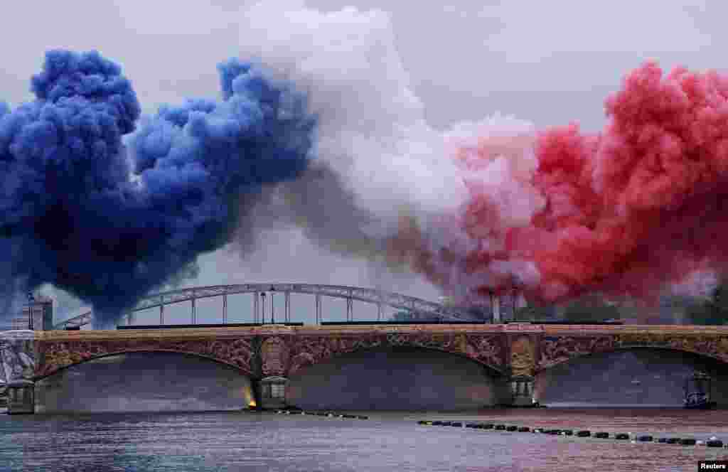 Nubes de humo con los tres colores de la bandera francesa se ven sobre el Puente de Austerlitz durante la ceremonia de apertura de los Juegos Olímpicos 2024.