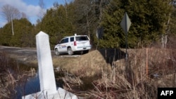 ARCHIVO - El marcador de la frontera entre Estados Unidos y Canadá en Roxham Road, el 26 de febrero de 2017, en Champlain, Nueva York.
