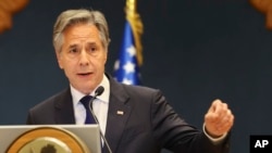 Sekrete d Eta Antony Blinken pale nan konferans pou lapres ak premye minis Karat la nan Doha, 12 Jyen, 2024.