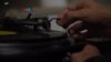 Kualitas Suara hingga Nostalgia: Penjualan Piringan Hitam Vinyl Lampaui CD