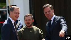 Слева направо: Александр де Кро, Владимир Зеленский и Марк Рютте. Гаага, 4 мая 2023 г.