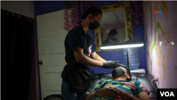 Los jóvenes del equipo de fútbol Los Halcones, en Managua, atienden un salón de belleza para sufragar gastos como uniformes y balones.