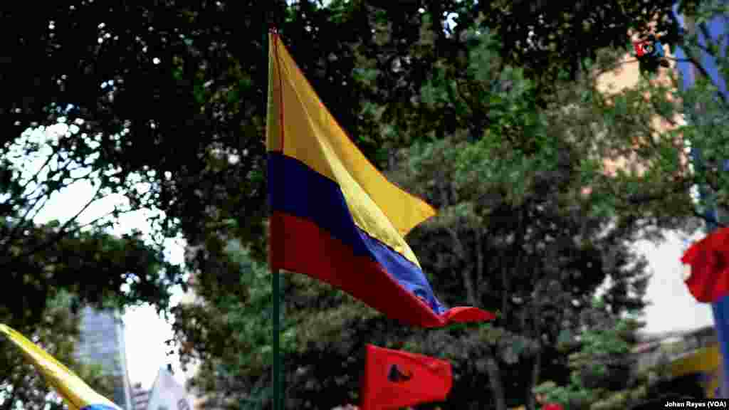 Trabajadores con banderas de Colombia, otros caminaban hacia la Plaza de Bolívar al ritmo de tambores.