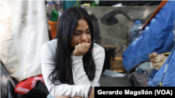 Migrante hondureña en una calle de Ciudad de México donde espera por su cita de CBP One, el 29 de mayo de 2024.
