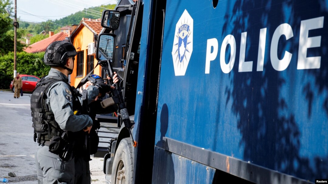 Kosovski policajac ispred zgrade opštine Zvečan, jun 2023.