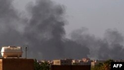 Moshi ukifuka katika jiji la Khartoum, tarehe 22 Mei 2023. Picha na AFP.
