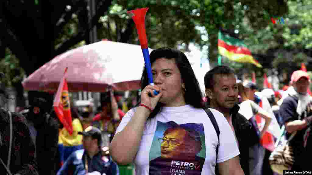 Una de las manifestantes portando una camiseta en apoyo al presidente Gustavo Petro.