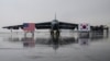 지난 10월 한국 청주 공군기지에 착륙한 미 공군 B-52H 전략폭격기가 앞에 미한 양국 국기가 세워져있다.