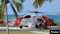 Un helicóptero de la Guardia Costera de los Estados Unidos realiza operaciones de asistencia al arribar al al Hospital Naval de Estados Unidos en la Bahía de Guantánamo, Cuba, el 13 de enero de 2010.