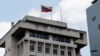 La bandera de Venezuela ondea sobre el edificio que alberga la embajada de Venezuela después de que el presidente de Venezuela, Nicolás Maduro, ordenara el cierre de la misión diplomática del ex vicepresidente Jorge Glas en Ecuador, en Quito, Ecuador, el 16 de abril de 2024. 