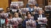 Opozicija drži plakate sa fotografijom sa Tvitera Ane Brnabić i pitanjem "Šta je smešno" na posebnoj sednici Skupštine Srbije (FoNet)